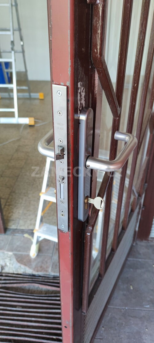 Ocelové dveře s panikovým elektromechanickým samozamykacím zámkem a bezpečnostím kováním