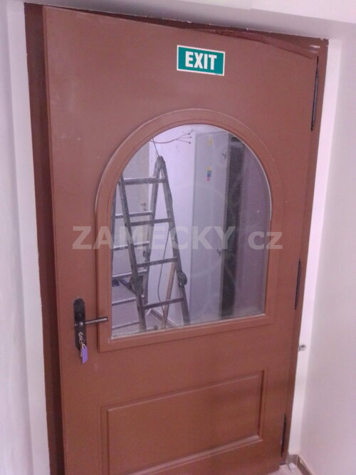 Dveře s kovanou klikou