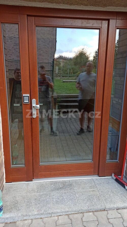Čtečka čipů a samozamykací zámek SVJ Plzeň