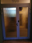 Otevírání dveří do bytovky čipem
