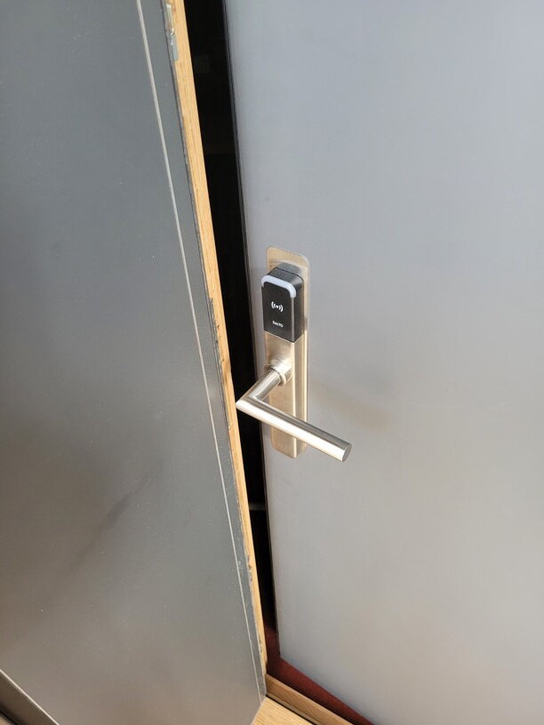 Prémiové elektronické přístupové kování Salto na dřevěných i šedých dveřích firemních kanceláří.