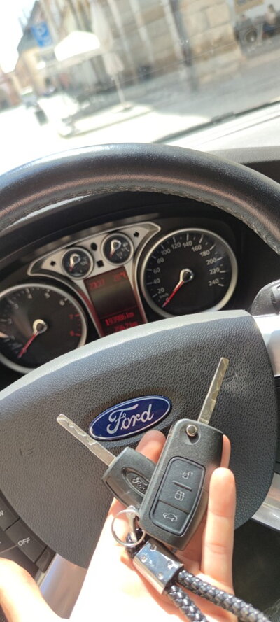 Výroba nového klíče s dálkovým ovládáním pro Ford Focus (2008): Precizní frézování a kódování na počkání