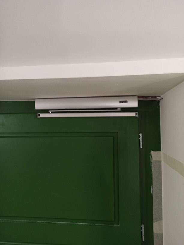 Automatizace a požární bezpečnost: Instalace dveřního pohonu na únikové cestě