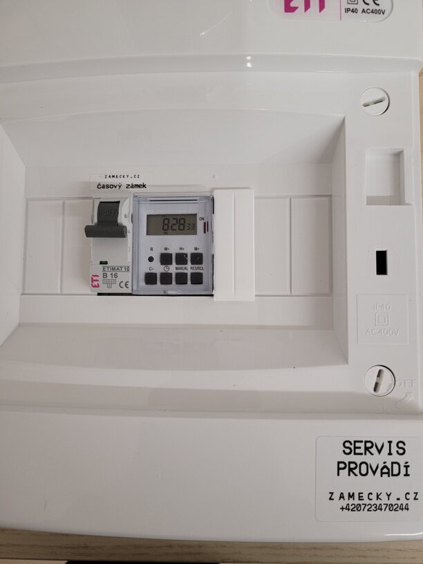 Časový zámek pro školu ve Starém Městě u Uherského Hradiště: Oprava elektroinstalace a automatizace vstupu