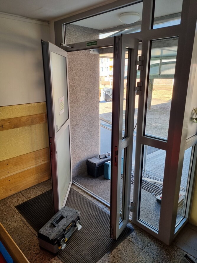 Moderní řešení pro bezpečnost a pohodlí: Instalace elektronického otevírání dveří pro SVJ bytový dům
