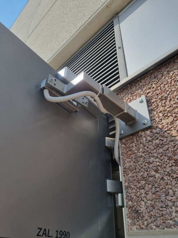 Přídržný aretační magnet pro velké dveře