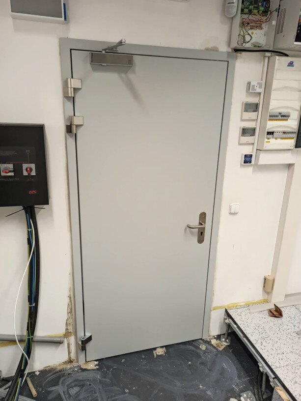 Ocelové dveře Vipax a motorický zámek ABLOY: Maximální zabezpečení serverovny Univerzity 