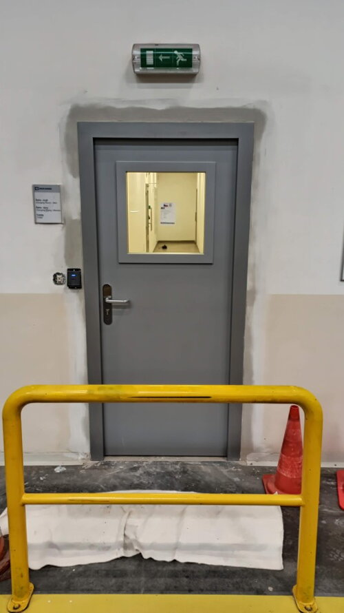 Zajištění únikových cest: Instalace protipožárních dveří ve výrobní hale