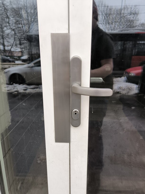 Detail nového masivního bezpečnostního kování FAB instalovaného na hlavních dveřích SVJ.