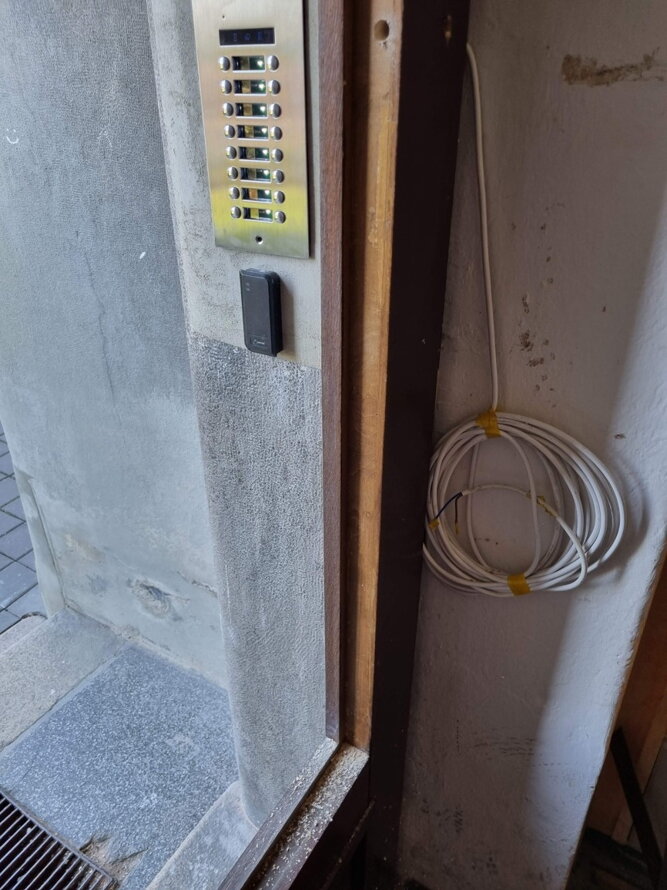 Instalace digitálního domovního audiotelefonu a čtečky na čip v Jičíně