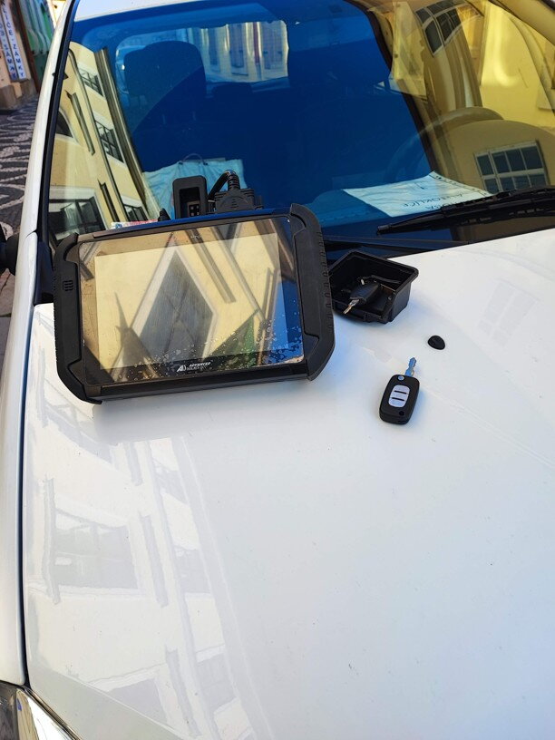 Dacia Sandero: Kompletní autoklíč s imobilizérem a dálkovým ovládáním