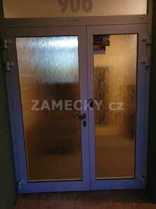 Otevírání dveří do bytovky čipem