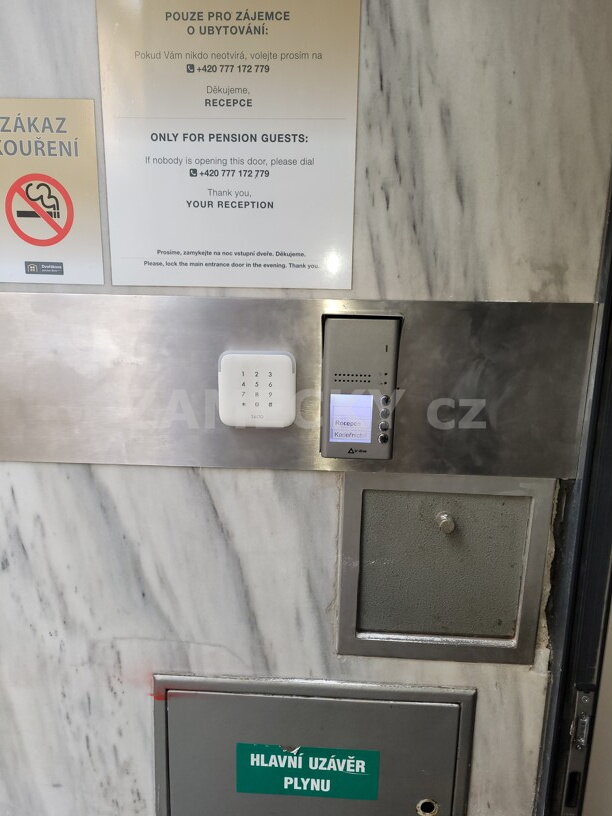 Přístupový systém Salto SPACE a domovní telefony: Penzion v Brně přechází na otevírání mobilem