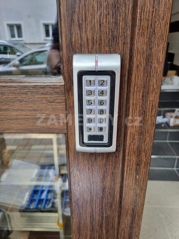 Autonomní Přístupový Systém pro SVJ: Řešení Nepřehledné Elektroinstalace a Ztráty Klíčů