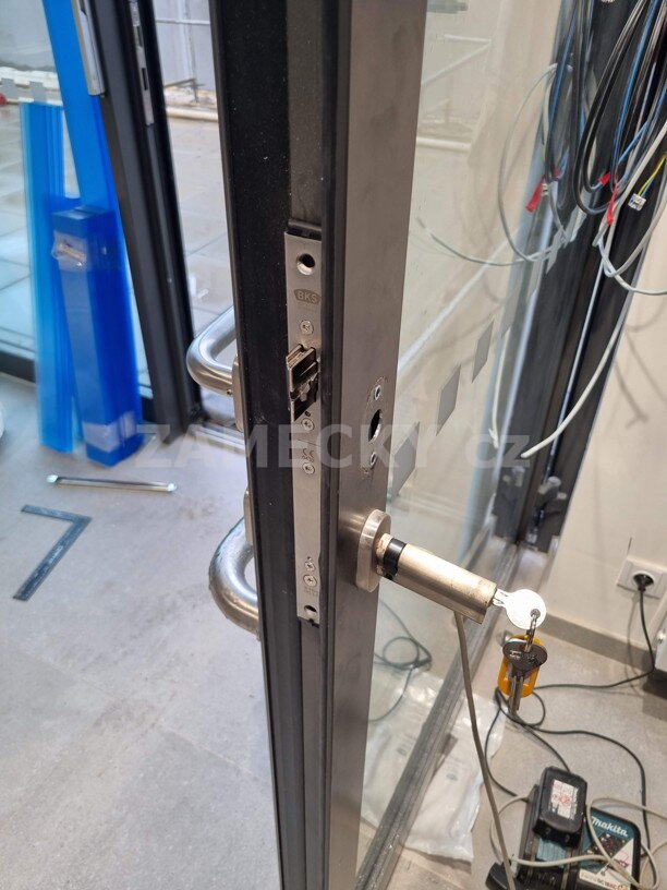 Automatické Zamykání pro Bezobslužnou Prodejnu: Integrace BKS Zámku a QR Přístupu (KW Optimalizace)