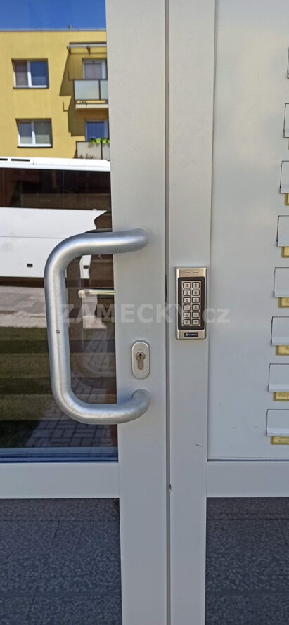 Levný Přístupový Systém All-In-One: Modernizace Hliníkových Dveří s EffEff Zámkem a Čistou Instalací