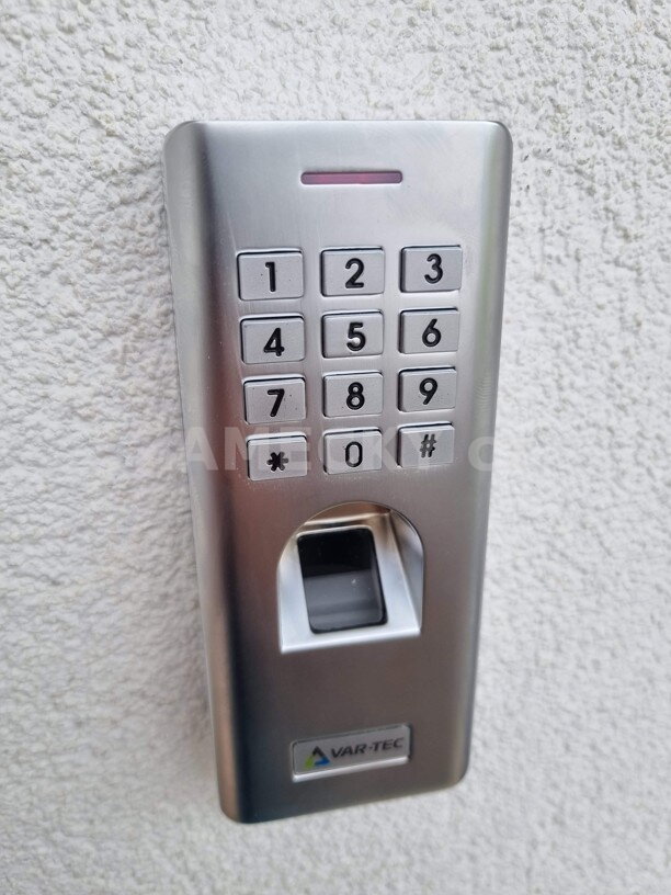 Biometrický přístupový systém: Otevírání dveří otiskem prstu pro novostavbu rodinného domu (Smart Home Zabezpečení)