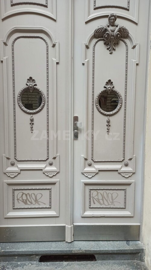 Komplexní zabezpečení bytového domu v Praze: Od kamer až po sváření a lakování dveří