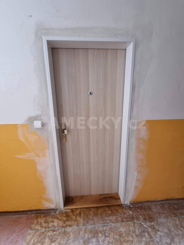Bezpečnostní dveře, které potěší i oko. Jak jsme řešili klid a bezpečí v bytě s dveřmi třídy RC3