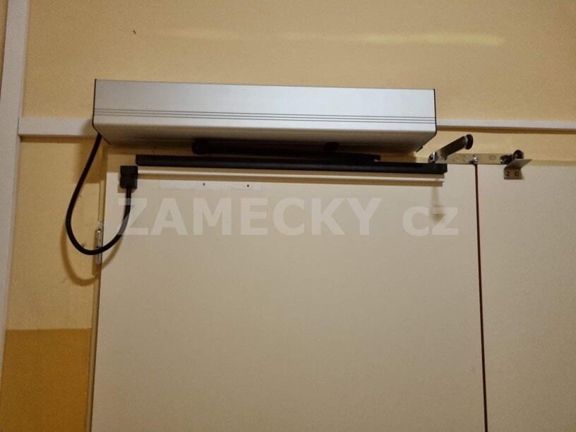 Bezpečí, přístupnost a únikový východ v jednom: Jak jsme automatizovali dveře na univerzitě