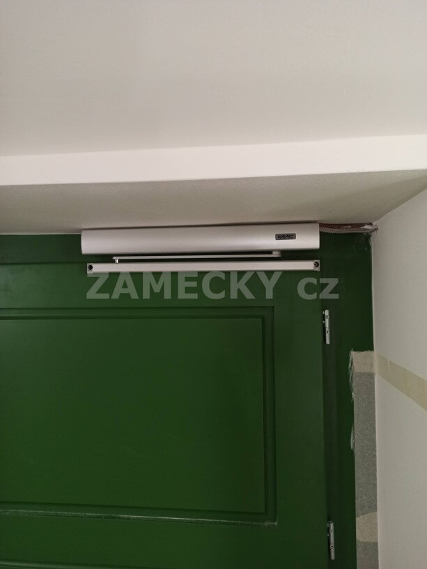 Automatizace a požární bezpečnost: Instalace dveřního pohonu na únikové cestě