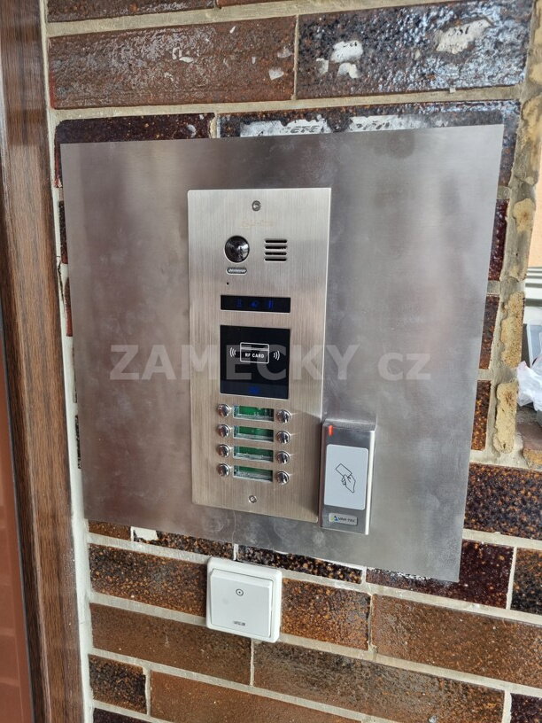 Videotelefon a samozamykací zámky: Modernizace a Bezpečnost pro Bytový Dům v Brně