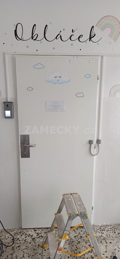 Samozamykací Zámek a Videotelefon: Komplexní Zabezpečení Školky v Liberci (Ochrana dětí a úniková cesta)