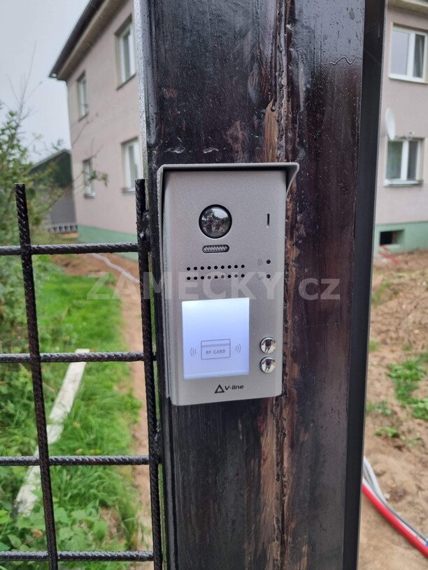 Dokonalý přehled a bezpečí: Montáž videotelefonu a samozamykacího zámku pro rodinný dům