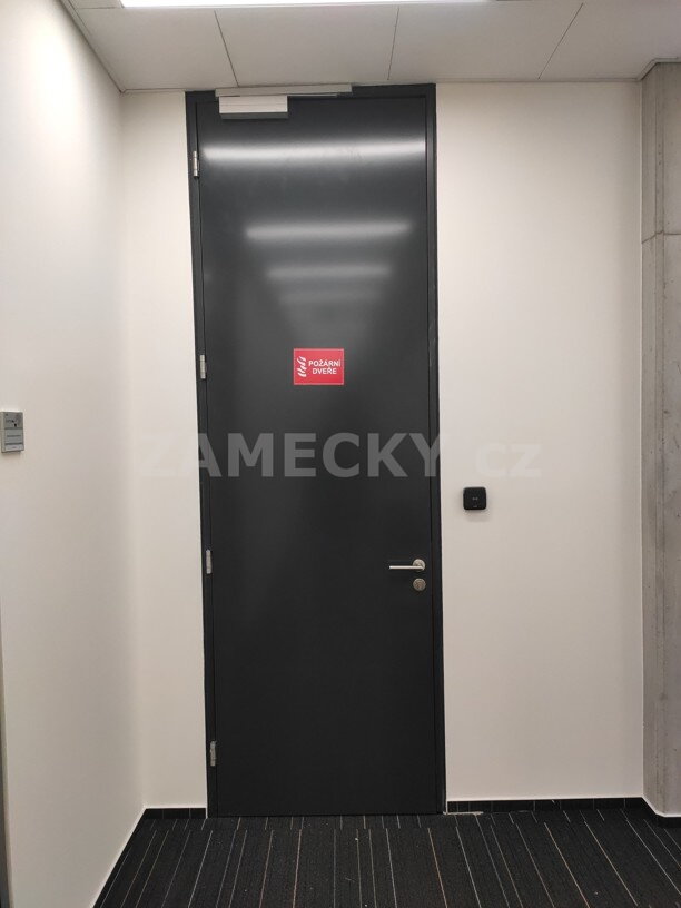 Kompletně okované ocelové dveře přídržnými elektromagnety, připravené pro oživení přístupového systému Salto.