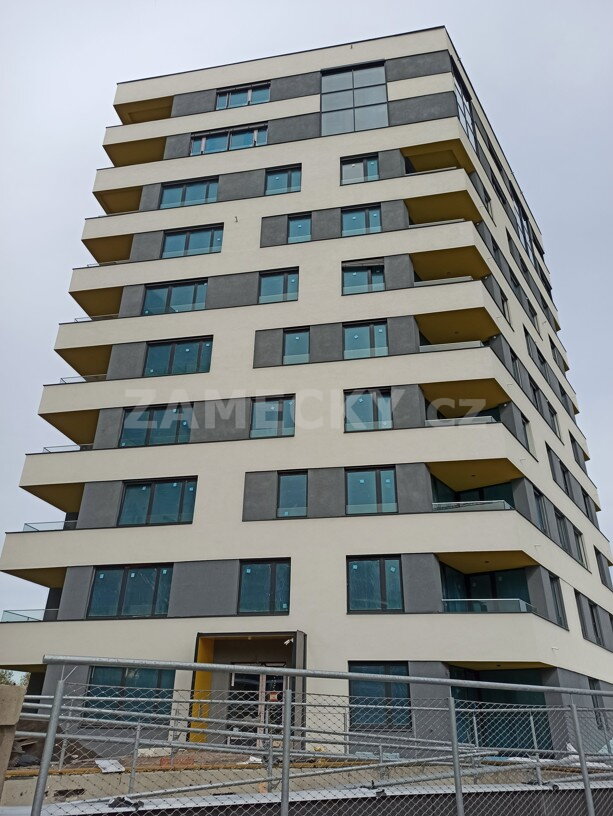 Kritická situace na stavbě v Praze: Rychlé dodání záložních zdrojů pro motorové zámky