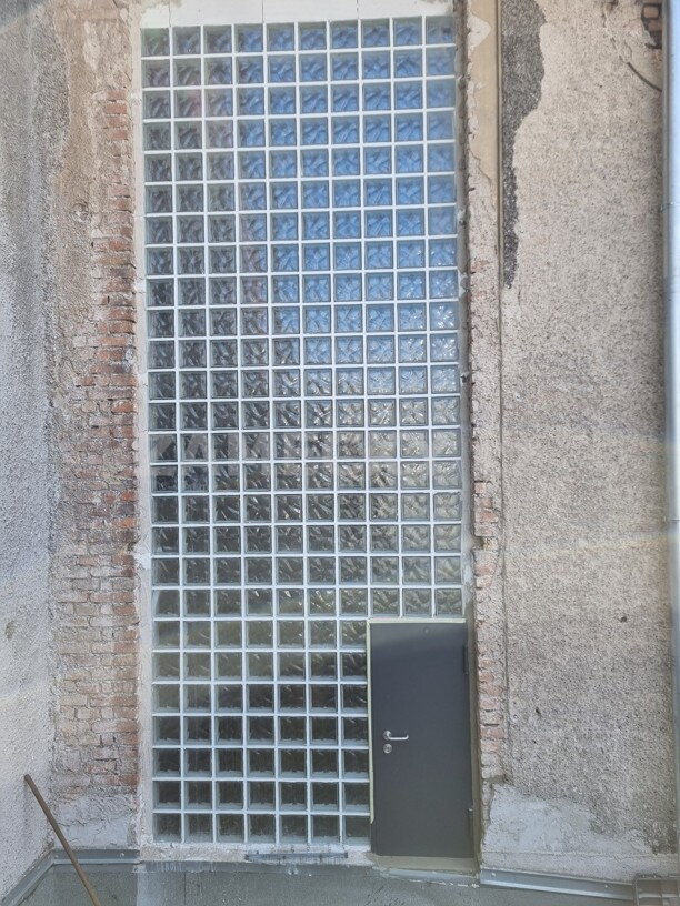 Montáž ocelových dveří do luxferové stěny: Systémové řešení pro průmyslový objekt