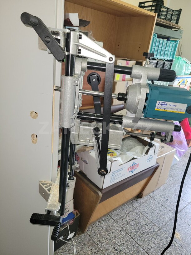 Zámečnická práce v terénu: Jak jsme vyřešili montáž samozamykacího zámku do dveří bez tovární přípravy