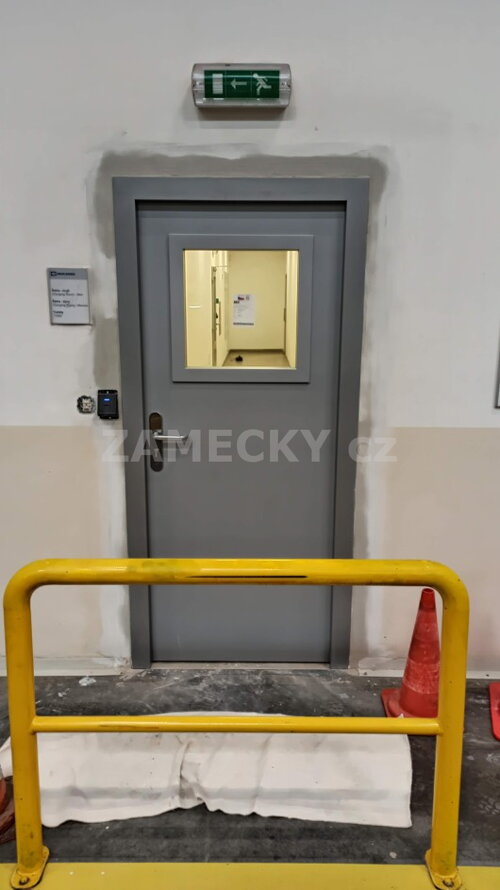 Zajištění únikových cest: Instalace protipožárních dveří ve výrobní hale