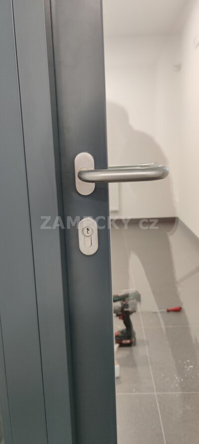 Hliníkové dveře v kancelářské budově v Praze, které jsme dodatečně osadili panikovým zámkem pro splnění normy ČSN EN 179.