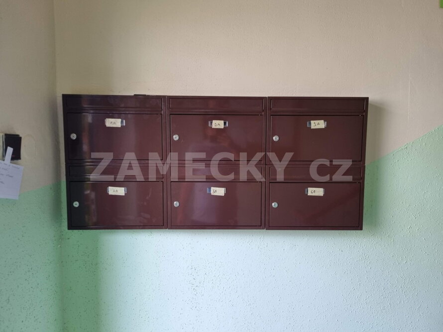 Sestava poštovních schránek Instalace nových poštovních schránek pro bytový dům