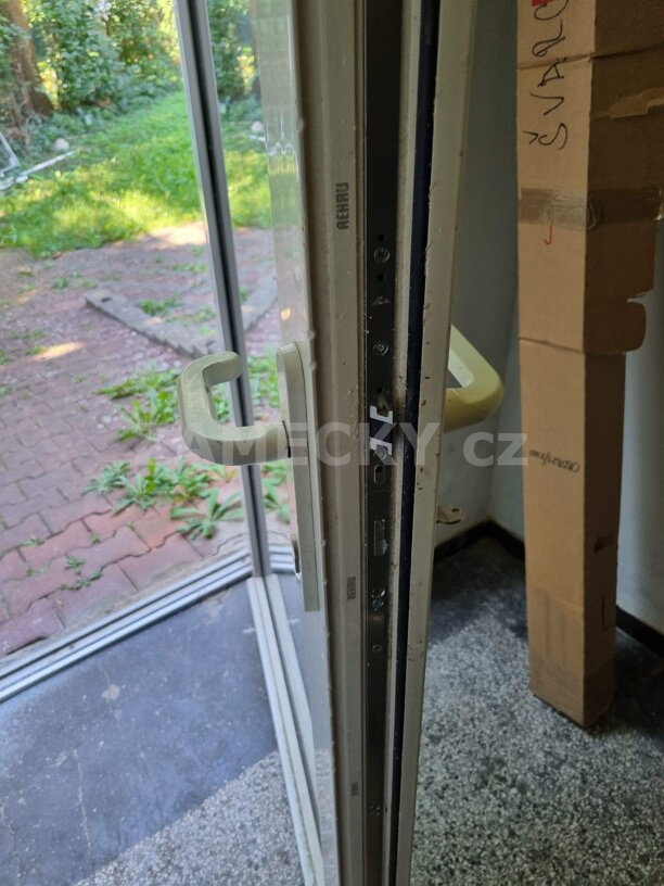 Zablokované plastové dveře? Naše zámečnická pohotovost řeší výměny vícebodových zámků na počkání