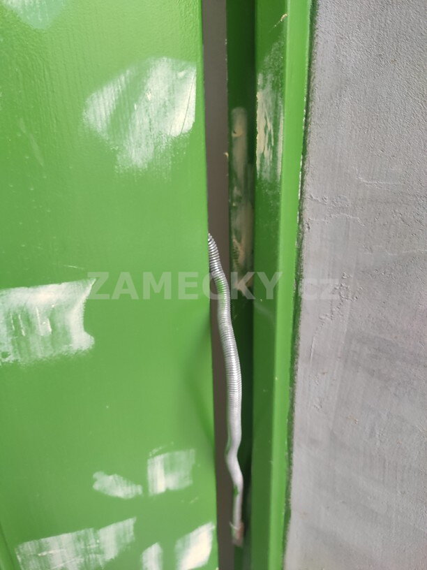 Přeštípnutý kabel a zničené dveře? Jak správně vybrat a namontovat kabelovou průchodku