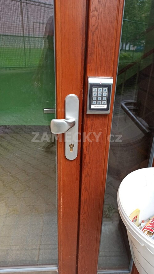 Čtečka čipů a samozamykací zámek SVJ Instalace čtečky čipů a samozamykacího zámku G-U Secury pro SVJ v Plzni