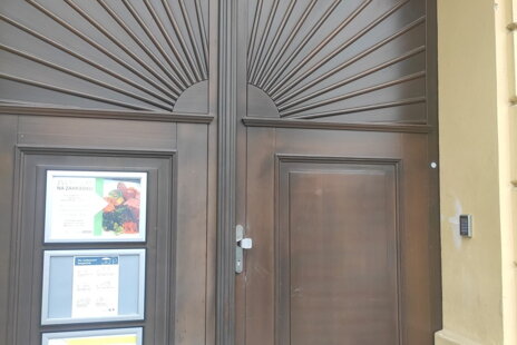 Přestavba dřevěných dveří - automatické dveře s přístupovým systémem pro bezobslužné ubytování v hotelu
