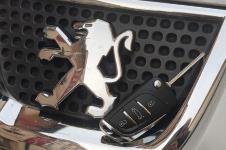 Ztracený klíč pro Peugeot 3008? Žádný problém. Vyrobíme a naprogramujeme vám nový na počkání.