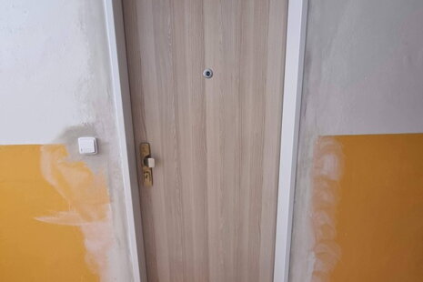Bezpečnostní dveře, které potěší i oko. Jak jsme řešili klid a bezpečí v bytě s dveřmi třídy RC3