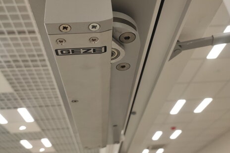 Automatické dveře na chráněné únikové cestě
