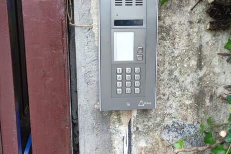 Domovní telefon a otevírání branky pro prodejnu