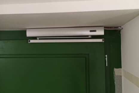 Automatizace a požární bezpečnost: Instalace dveřního pohonu na únikové cestě