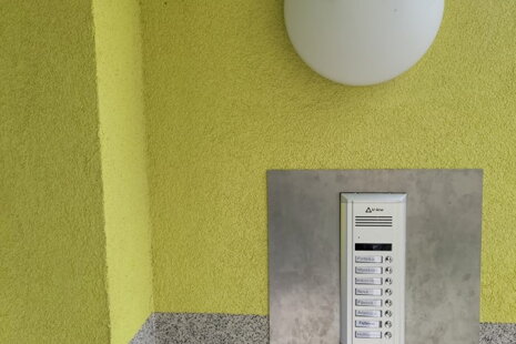 Nové venkovní tablo digitálního domovního telefonu s 8 tlačítky instalované u vstupu do bytového domu v Jičíně.