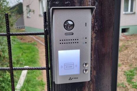 Dokonalý přehled a bezpečí: Montáž videotelefonu a samozamykacího zámku pro rodinný dům