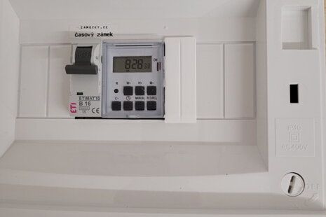 Časový zámek pro školu ve Starém Městě u Uherského Hradiště: Oprava elektroinstalace a automatizace vstupu