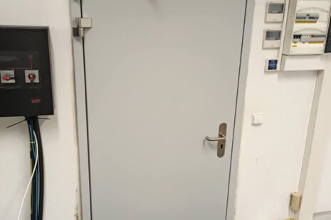 Ocelové dveře Vipax a motorický zámek ABLOY: Maximální zabezpečení serverovny Univerzity 