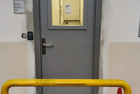 Zajištění únikových cest: Instalace protipožárních dveří ve výrobní hale
