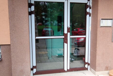 Hliníkové dveře a přístup na čip Jičín
